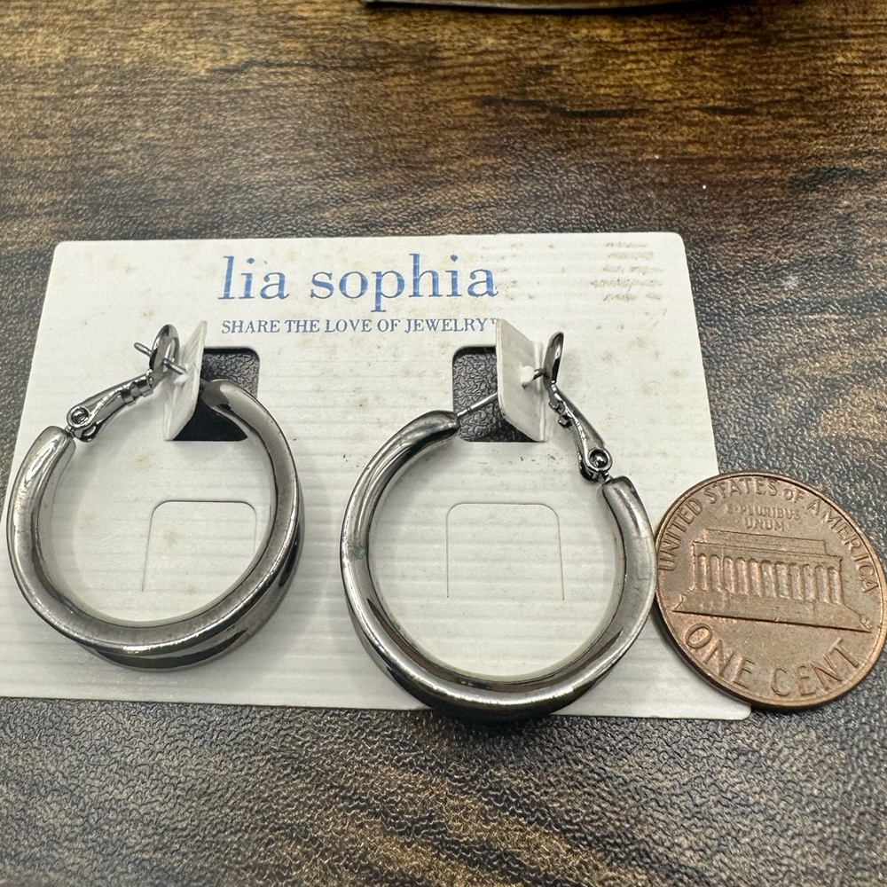 Lia Sophia "Coy" Hematite Tone 1" Hoop Earrings - Picture 4 of 6